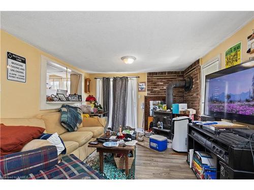 2706 Highway 38, Kingston, ON - Indoor Photo Showing Living Room