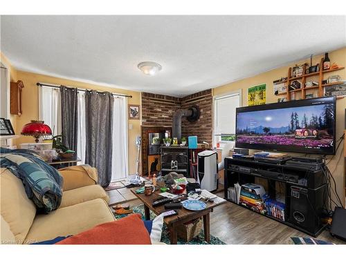 2706 Highway 38, Kingston, ON - Indoor Photo Showing Living Room