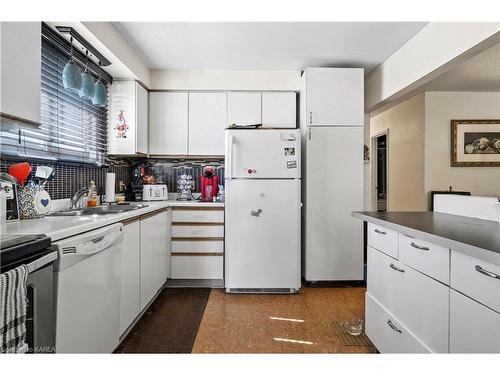 313 Owens Crescent, Kingston, ON - Indoor Photo Showing Kitchen