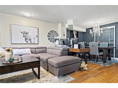 313 Owens Crescent, Kingston, ON - Indoor Photo Showing Living Room