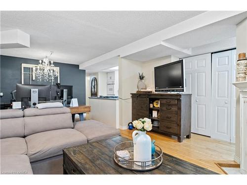 313 Owens Crescent, Kingston, ON - Indoor Photo Showing Living Room