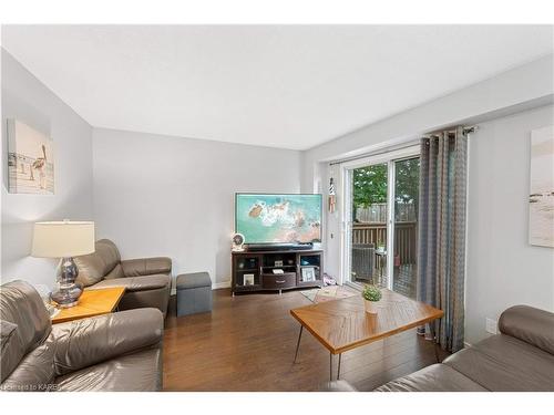 874 Walker Court, Kingston, ON - Indoor Photo Showing Living Room