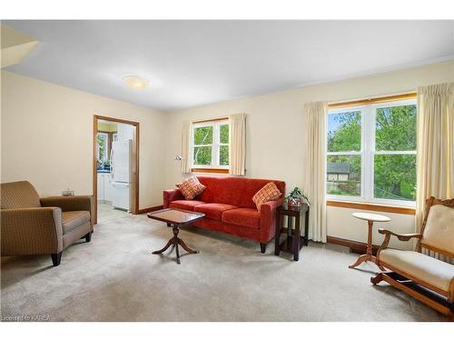 145 Hawthorne Avenue, Kingston, ON - Indoor Photo Showing Living Room