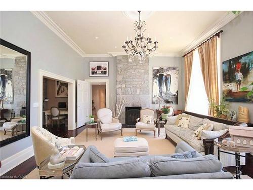 8 Starr Place, Kingston, ON - Indoor Photo Showing Living Room