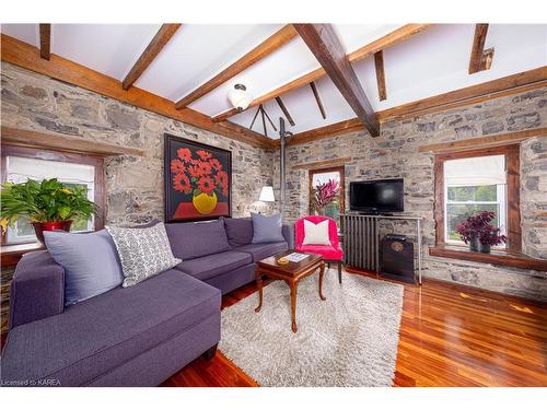 8 Starr Place, Kingston, ON - Indoor Photo Showing Living Room