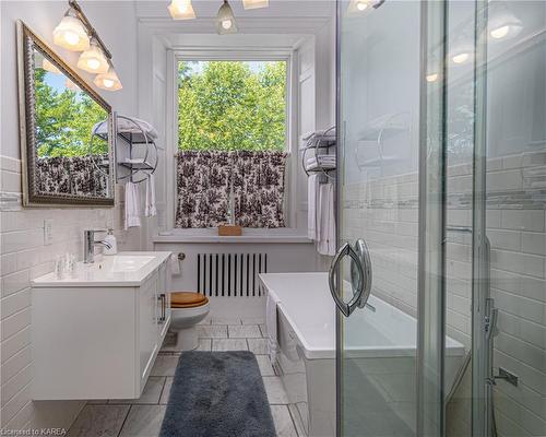 8 Starr Place, Kingston, ON - Indoor Photo Showing Bathroom