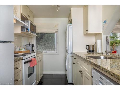 8 Starr Place, Kingston, ON - Indoor Photo Showing Kitchen