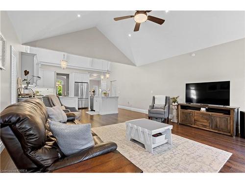 1194 Crossfield Avenue, Kingston, ON - Indoor Photo Showing Living Room