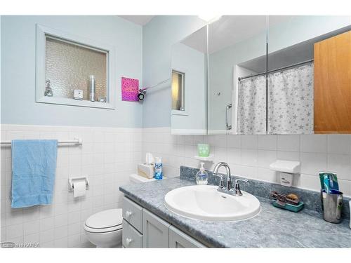 300 Chelsea Road, Kingston, ON - Indoor Photo Showing Bathroom