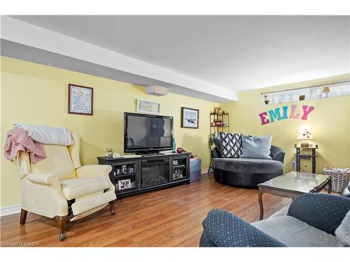 300 Chelsea Road, Kingston, ON - Indoor Photo Showing Living Room
