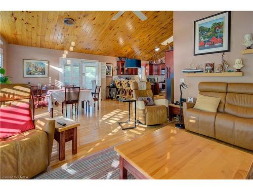 174 Mcnally'S Lane, Westport, ON - Indoor Photo Showing Living Room