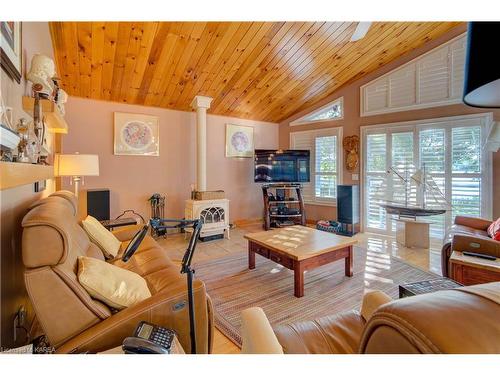 174 Mcnally'S Lane, Westport, ON - Indoor Photo Showing Living Room