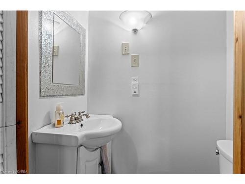 4359 Highway 2, Kingston, ON - Indoor Photo Showing Bathroom