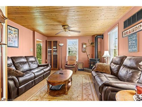 4359 Highway 2, Kingston, ON - Indoor Photo Showing Living Room
