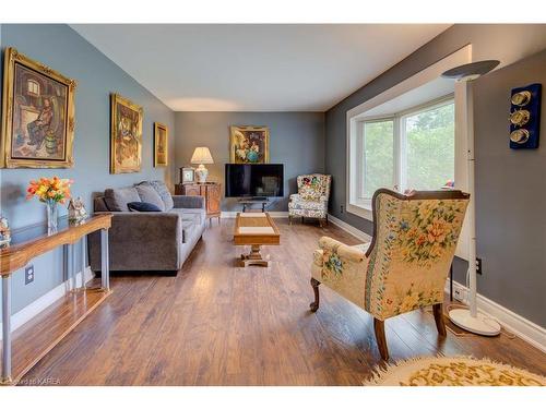 1 Main Street, Portland, ON - Indoor Photo Showing Living Room