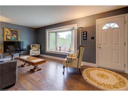 1 Main Street, Portland, ON - Indoor Photo Showing Living Room