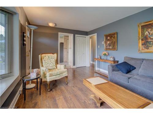 1 Main Street, Portland, ON - Indoor Photo Showing Living Room