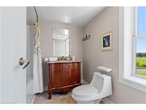 2738 Isle Of Man Road, Kingston, ON - Indoor Photo Showing Bathroom