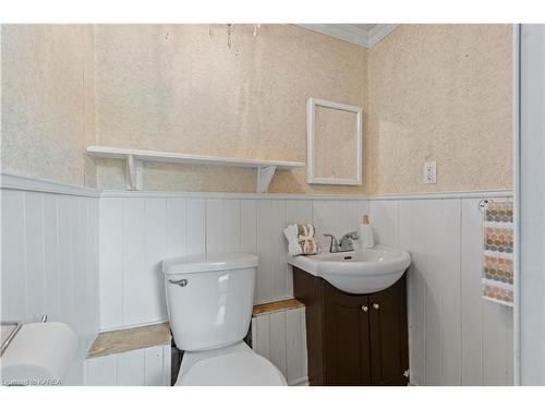 2738 Isle Of Man Road, Kingston, ON - Indoor Photo Showing Bathroom