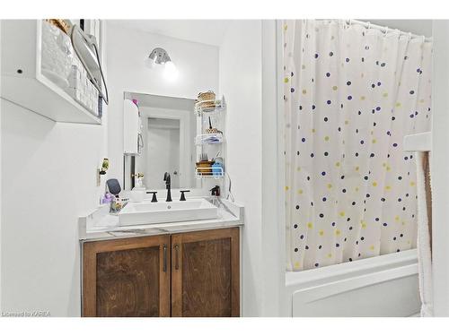 101-573 Armstrong Road, Kingston, ON - Indoor Photo Showing Bathroom