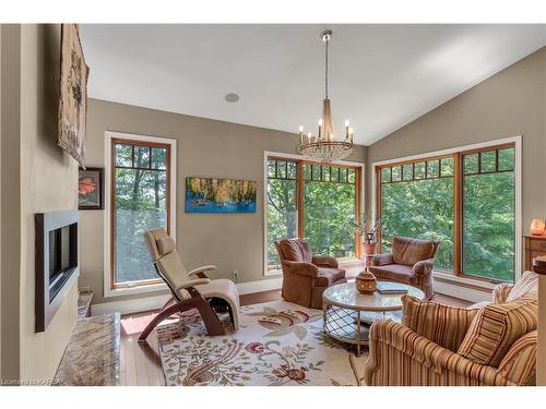 7955 Perth Road, South Frontenac, ON - Indoor Photo Showing Living Room