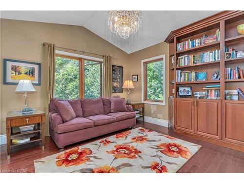 7955 Perth Road, South Frontenac, ON - Indoor Photo Showing Living Room