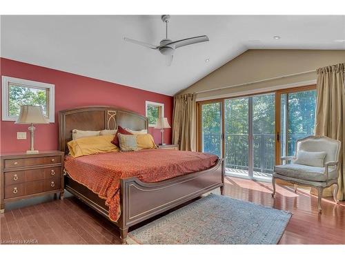 7955 Perth Road, South Frontenac, ON - Indoor Photo Showing Bedroom