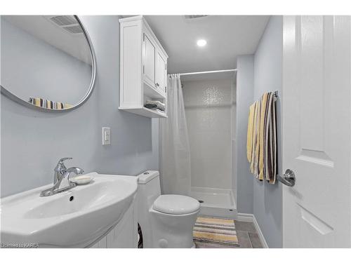 41 Bayshore Drive, Bath, ON - Indoor Photo Showing Bathroom