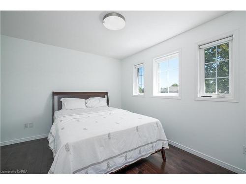 1039 Finch Street, Kingston, ON - Indoor Photo Showing Bedroom