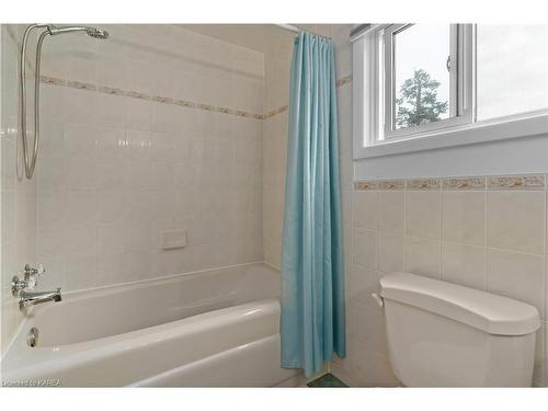 442 Abdo Road, Kingston, ON - Indoor Photo Showing Bathroom