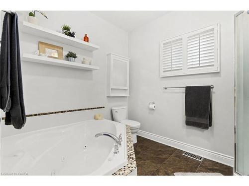 814 Kananaskis Drive, Kingston, ON - Indoor Photo Showing Bathroom