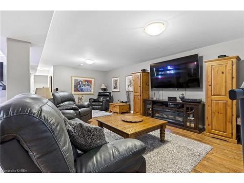 814 Kananaskis Drive, Kingston, ON - Indoor Photo Showing Living Room