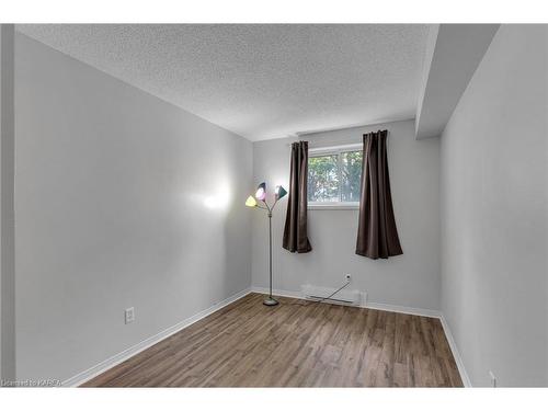 101-310 Kingsdale Avenue, Kingston, ON - Indoor Photo Showing Other Room