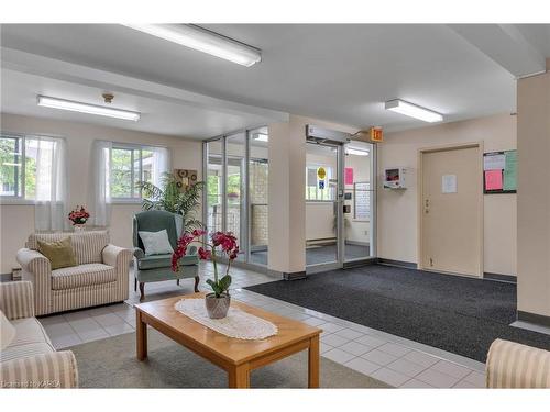 101-310 Kingsdale Avenue, Kingston, ON - Indoor Photo Showing Living Room