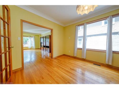 25 Livingston Avenue, Kingston, ON - Indoor Photo Showing Other Room