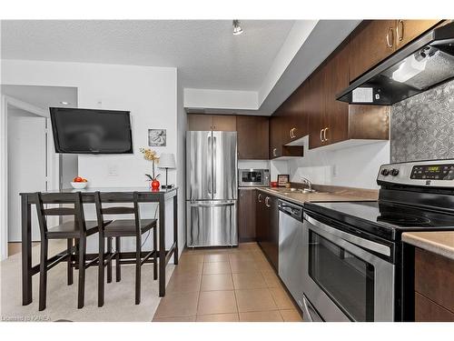 604-121 Queen Street, Kingston, ON - Indoor Photo Showing Kitchen