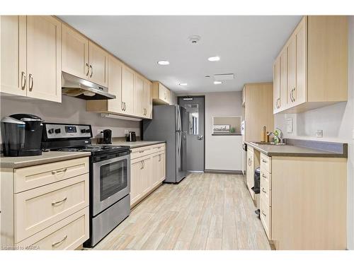 604-121 Queen Street, Kingston, ON - Indoor Photo Showing Kitchen