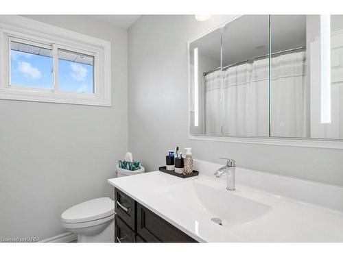 262 Barrett Boulevard, Greater Napanee, ON - Indoor Photo Showing Bathroom