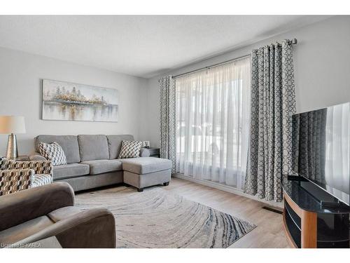 262 Barrett Boulevard, Greater Napanee, ON - Indoor Photo Showing Living Room