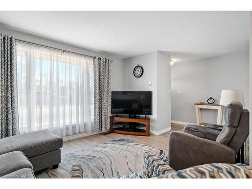 262 Barrett Boulevard, Greater Napanee, ON - Indoor Photo Showing Living Room