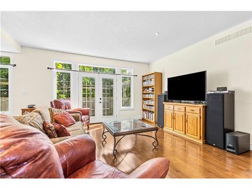 5008 Fox Run Place, Kingston, ON - Indoor Photo Showing Living Room