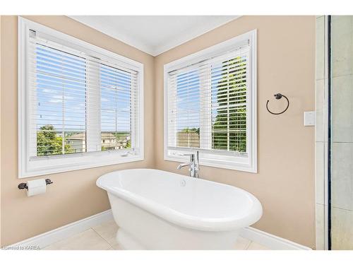 5008 Fox Run Place, Kingston, ON - Indoor Photo Showing Bathroom