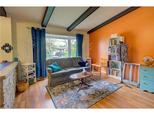 832 Purcell Crescent, Kingston, ON - Indoor Photo Showing Living Room