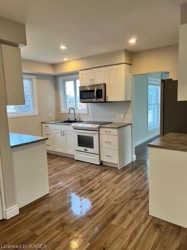 9 Elizabeth Street, Kingston, ON - Indoor Photo Showing Kitchen