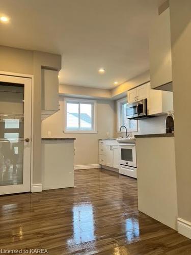 9 Elizabeth Street, Kingston, ON - Indoor Photo Showing Kitchen