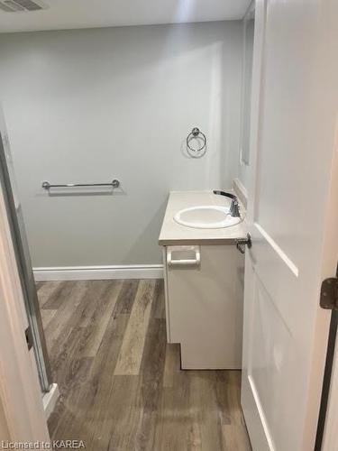 9 Elizabeth Street, Kingston, ON - Indoor Photo Showing Bathroom