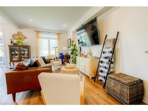 1364 Ottawa Street, Kingston, ON - Indoor Photo Showing Living Room