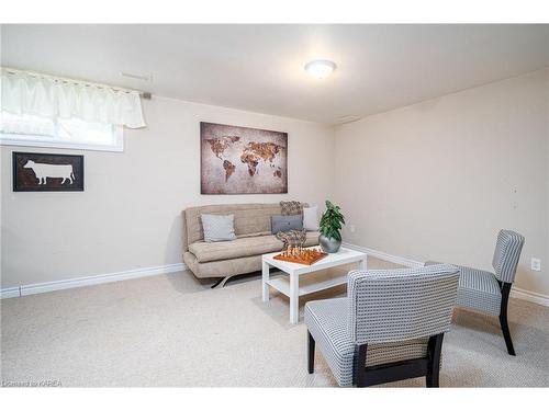 1416 Crossfield Avenue, Kingston, ON - Indoor Photo Showing Living Room