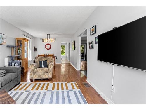 969 Lynwood Drive, Kingston, ON - Indoor Photo Showing Living Room