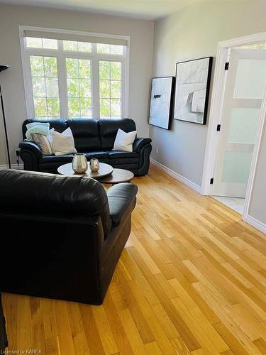 995 Swanfield Street, Kingston, ON - Indoor Photo Showing Living Room